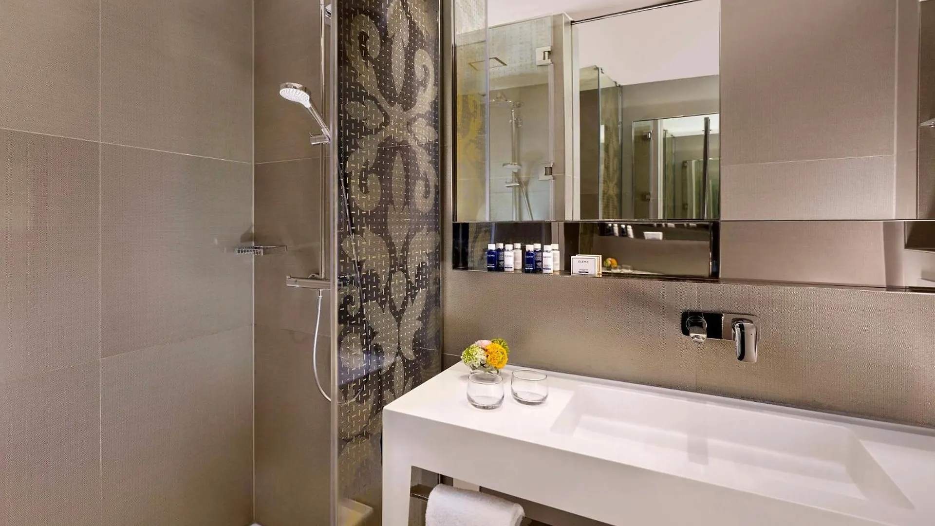 Отель Park Plaza Victoria Амстердам 4*,